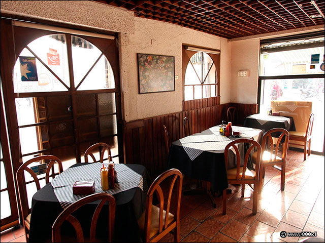 Mesas con vista a calle Portugal