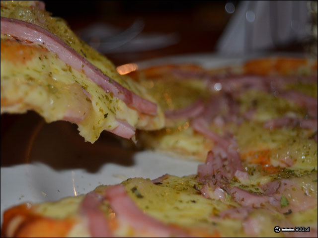 Detalle de la sabrosa Piza Hawaiana - La Esquina (Isla de Pascua)