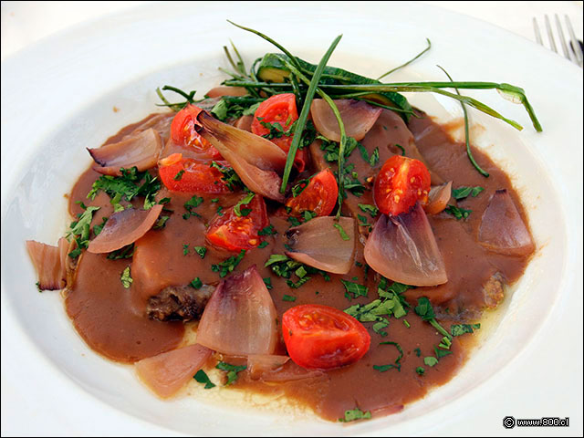 Lengua en reduccin con escabeche de cebolla - Divertimento Chileno