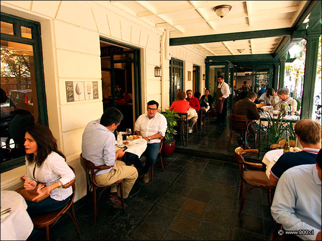 Mesas en zona de terraza - Cafetto