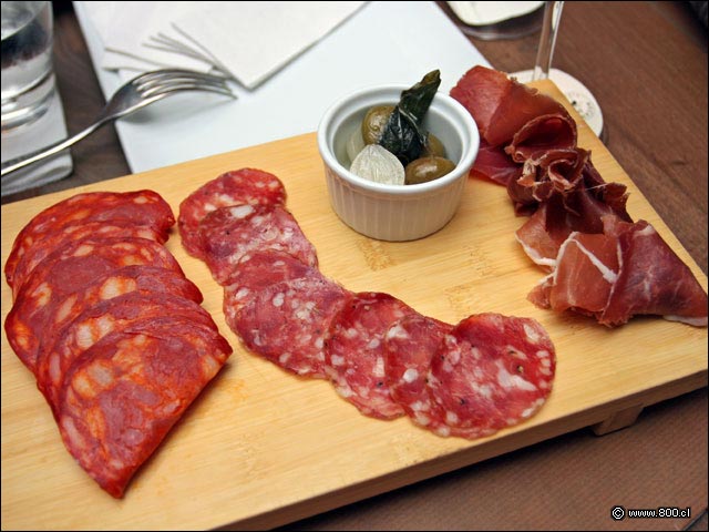 Tabla ibrica con jamn, chorizo y salame espaol - Bocanriz