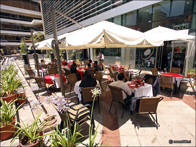 Mesas en Terraza con vista a la fachada - Un Oasis Restaurant