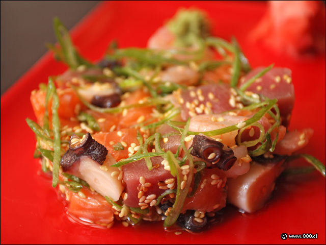 Detalle del pulpo, at�n y salmon del Sakana Tataki - Zabo (Bellavista)