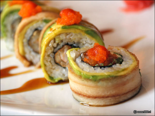Dragon Roll: Camar�n tempura, ceboll�n y queso crema envuelto en anguila y palta  - Zabo (Bellavista)