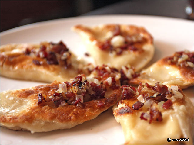 Pierogi, masa rellena de ricota y papa, cocida, sellada y con tocino crispy - Zabo (Bellavista)