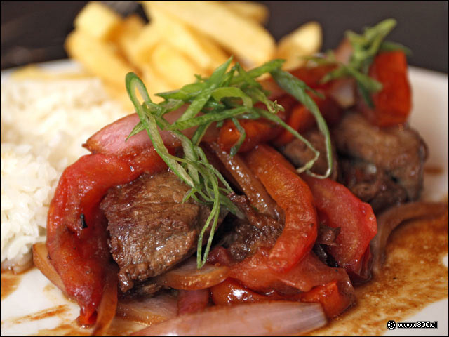 Lomo, tomate y cebolla en Lomo Saltado - Zabo (Bellavista)
