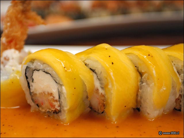 Camarn Tempura y Queso Crema envuelto en mango en Hawaii Roll - Sakura Express (La Dehesa)