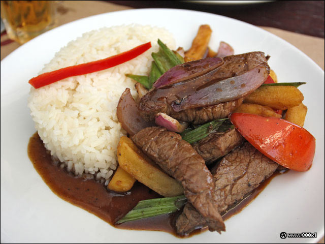 Lomo, papas,. cebolln y tomate en Lomo Saltado - Rocoto Las Condes