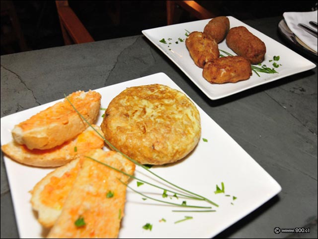 Tortilla de Patatas y suave Pan con Tomate - Carrer Nou