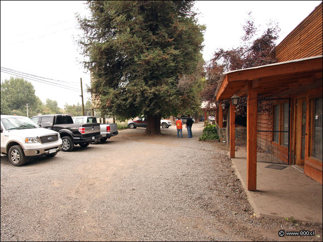 Estacionamiento y fachada - Fogn Del Leador - Chicureo