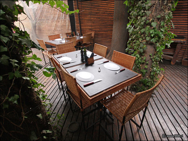 Detalle de una mesa en la terraza techada - Fogn Del Leador - Chicureo