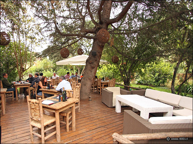 Mesas en terraza abierta del quincho - Fogn Del Leador - Chicureo