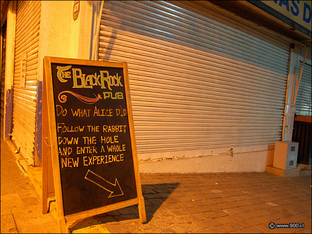 La Discreta Entrada Anunciando El Pub - The Black Rock Pub