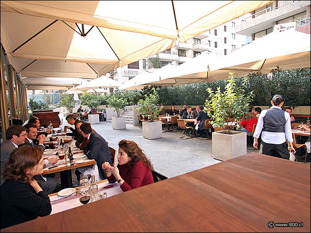 Vista de la terraza a la hora de almuerzo - Baco Vino y Bistro