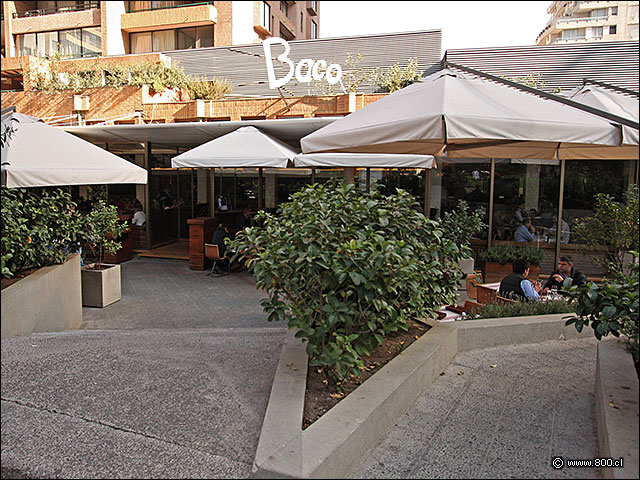 Acceso a Baco desde pasaje interior entre Santa Magdalena y Nva de Lyon - Baco Vino y Bistro