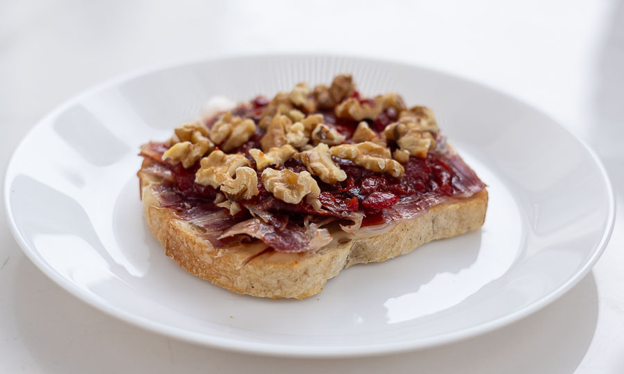 Tostadas de jamn ibrico con chutney y nueces - Musu - Casa Costanera