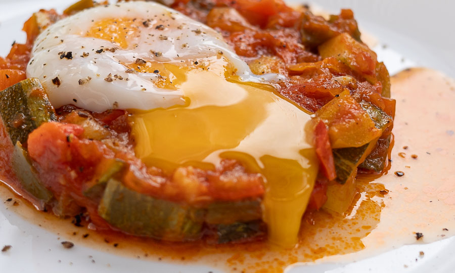 Tapa: Timbal de pisto con huevo pochado - Musu - Casa Costanera