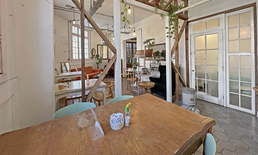 Saln y mesas interiores La Compaa & Co - La Compaa & Co