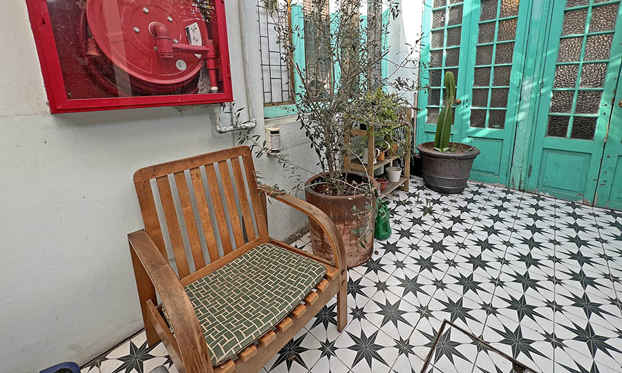 La amplia terraza interior del caf La Compaa & Co - La Compaa & Co