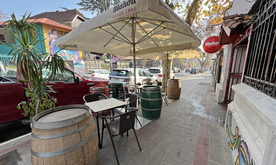 La terraza de La Bodeguilla de Cristobal en la vereda - La Bodeguilla de Cristbal