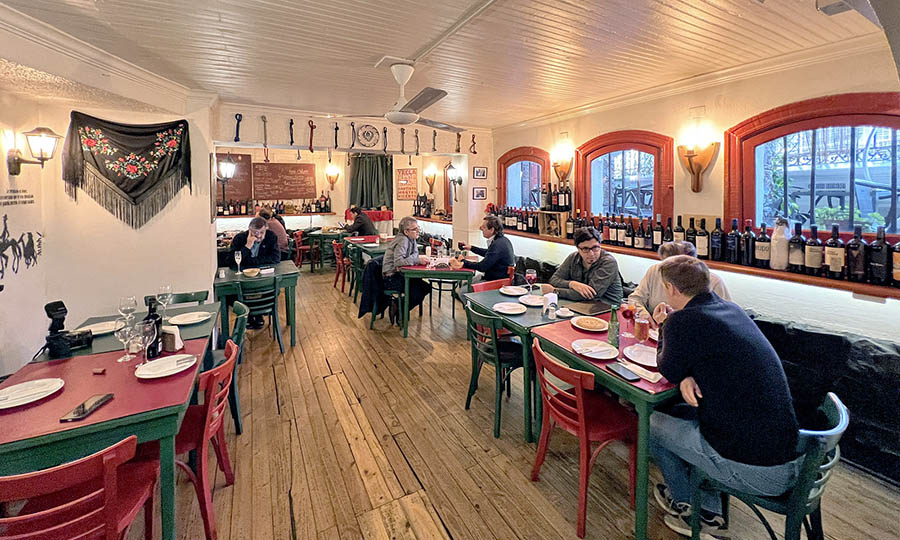 Saln interior y mesas de La Bodeguilla de Cristobal - La Bodeguilla de Cristbal