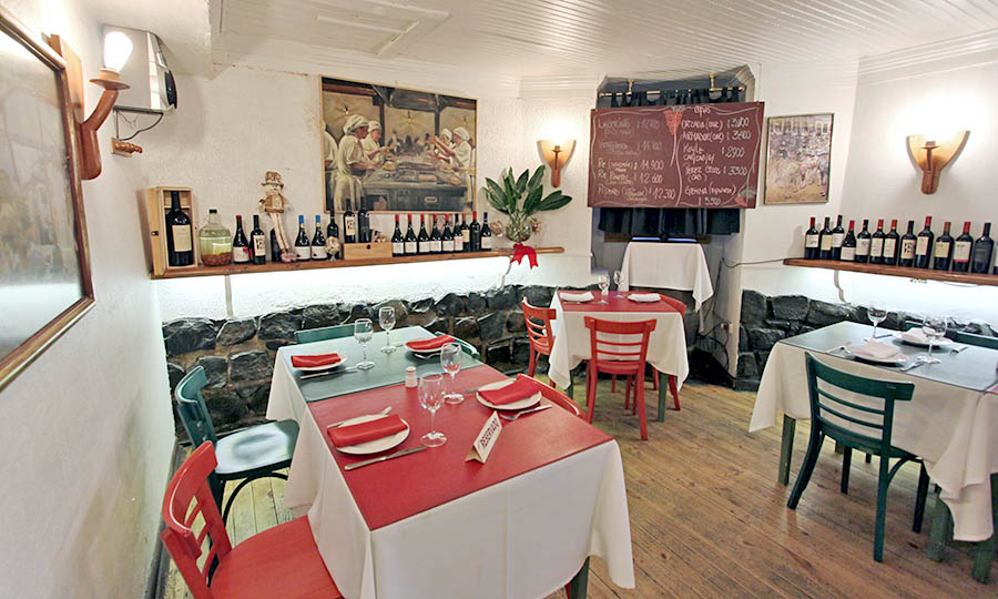 Saln interior y mesas de La Bodeguilla de Cristobal - La Bodeguilla de Cristbal