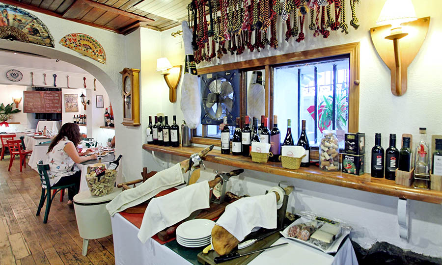 Zona de corte de jamn en La Bodeguilla de Cristobal - La Bodeguilla de Cristbal