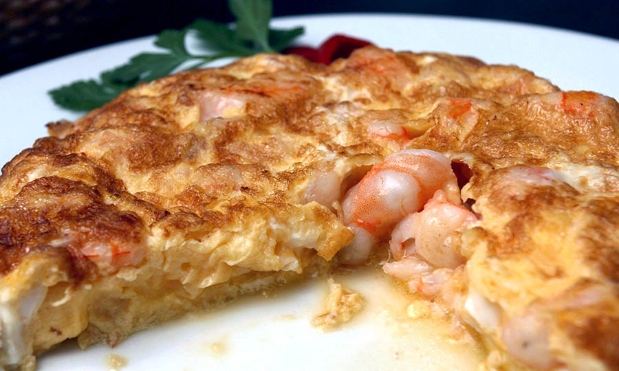 Jugosa y provocadora tortilla española de camarones - La Bodeguilla de Cristóbal