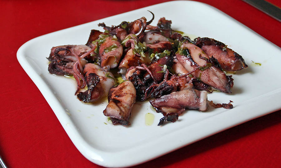 Salteado de calamares al ajillo - La Bodeguilla de Cristbal