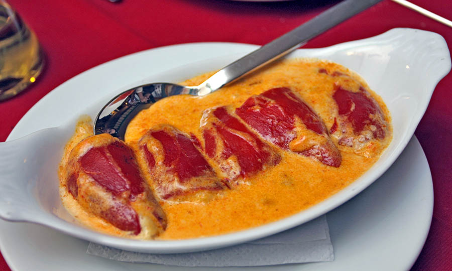 Pimientos de Piquillo rellenos de Rabo de buey - La Bodeguilla de Cristóbal