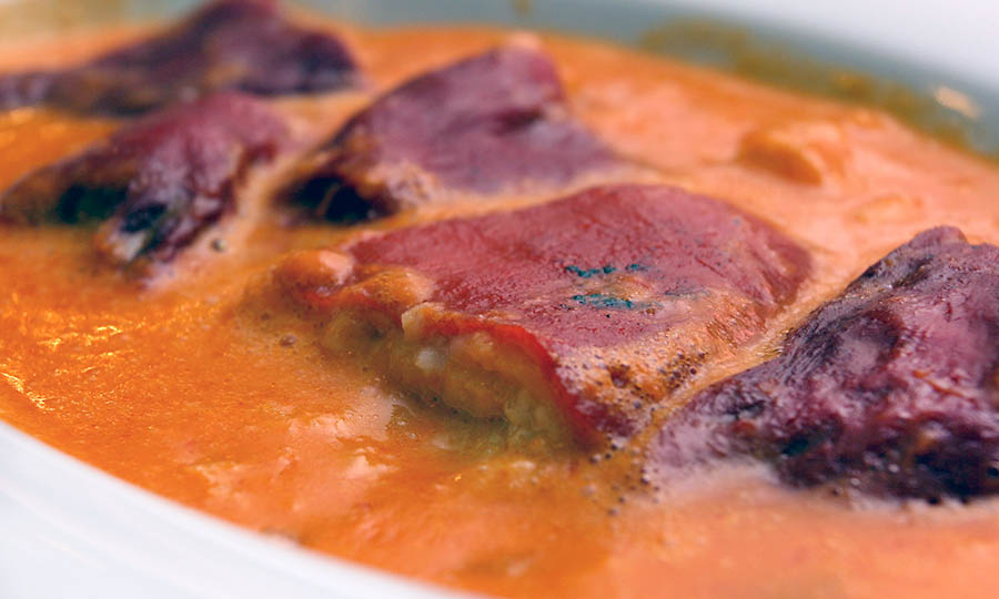 Pimientos de Piquillo rellenos de Rabo de buey - La Bodeguilla de Cristbal
