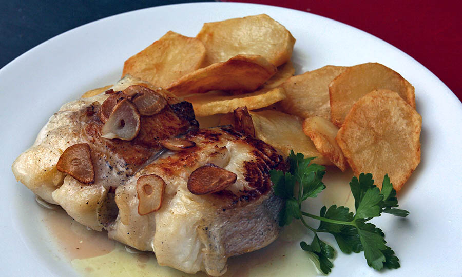 Merluza austral con salsa de ajo - La Bodeguilla de Cristóbal