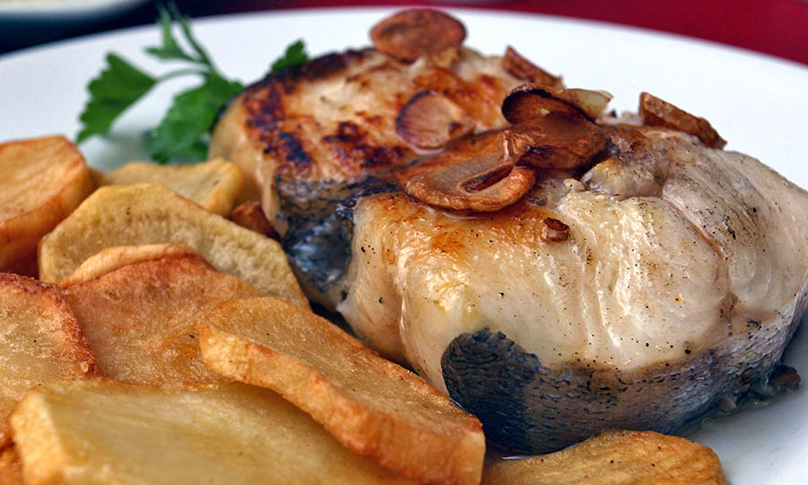 Merluza austral con salsa de ajo - La Bodeguilla de Cristbal