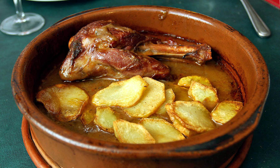 Estupendo Garrón de Cordero asado con papas chaucha - La Bodeguilla de Cristóbal