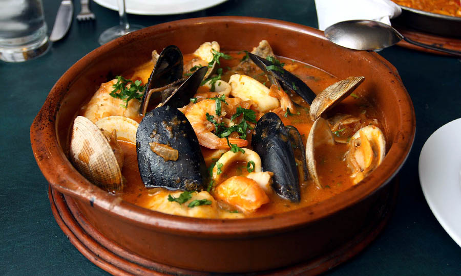 Sabrosa Cazuela española de Mariscos - La Bodeguilla de Cristóbal