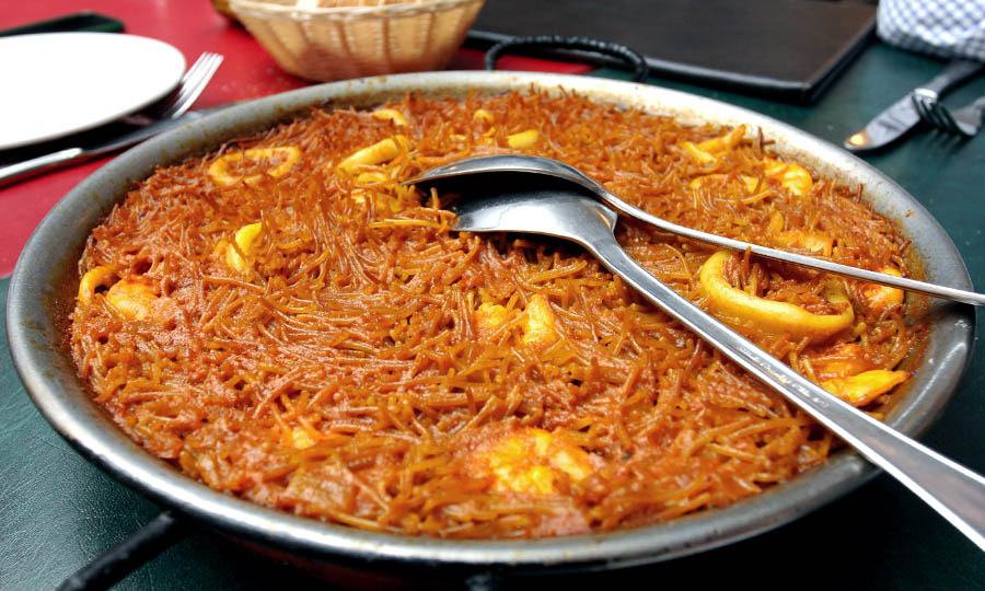 La adictiva Fideua de camarones y calamares - La Bodeguilla de Cristóbal