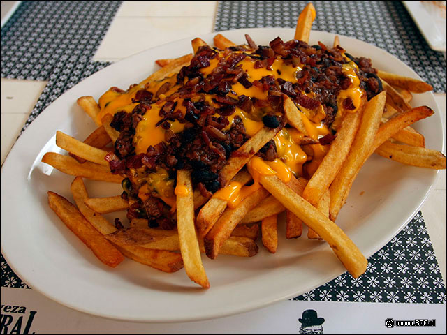 Chilli Cheese, papas fritas con pasta de porotos, carne picante, queso y tocino - La Burguesa - Providencia