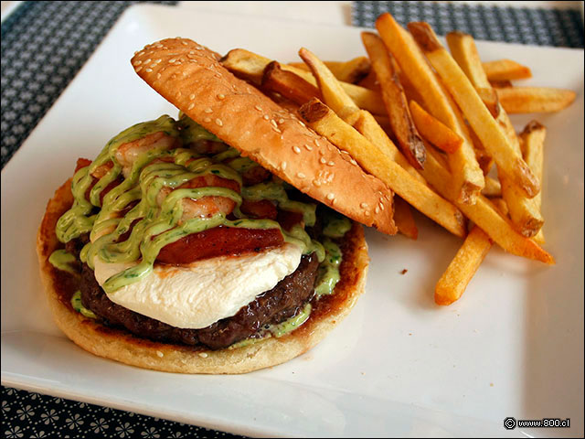 Hamburugesa Camaronara, mix de queso crema, tomates confitados, camarones a la plancha y mayonesa al ciboulette, - La Burguesa - Providencia