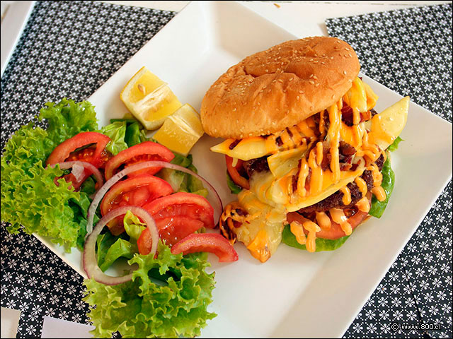 Hamburguesa Aj Verde con lechuga, tomate y aj verde rellenos de cheddar, mozarella y tocino - La Burguesa - Providencia