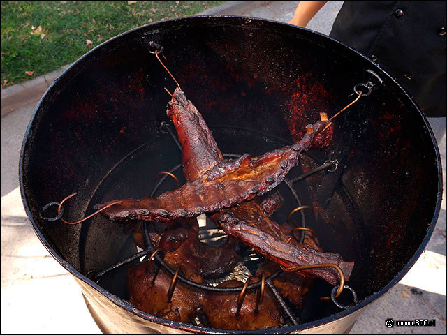 Preparaci�n al Cilindro de pollos y cerdo - Cevichela (Vitacura)