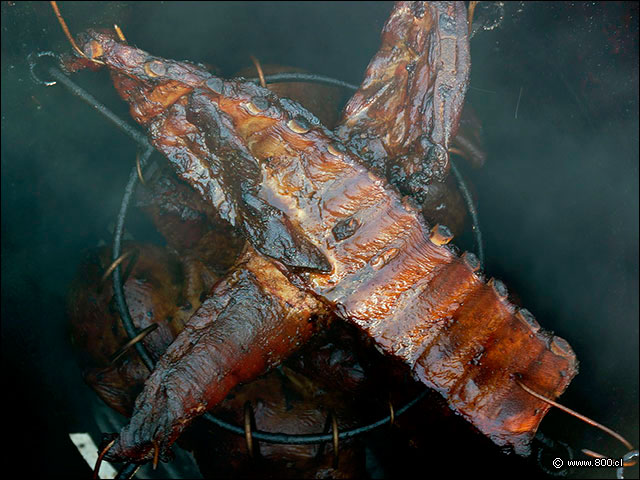 Cerdo ahum�ndose lentamente al cilindro - Cevichela (Vitacura)