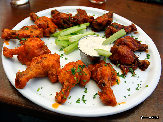 Chicken Wings, Tutitos de pollo aderezados con salsa BBQ y salsa Bufalo  - California Cantina