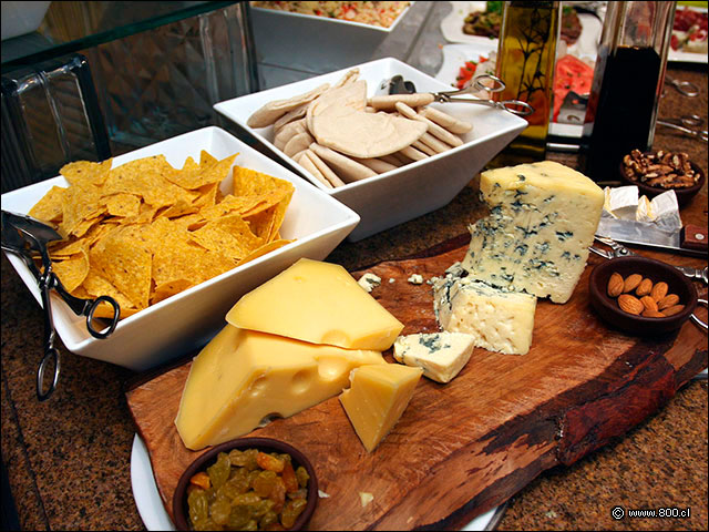 Queso gruyere y azul del buffet de almuerzo de Caf Med - Caf Med Marriott