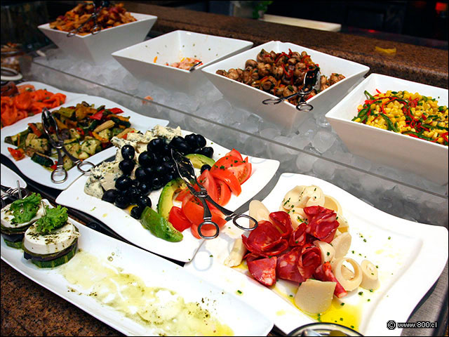 Buffet de antipastos y encurtidos - Caf Med Marriott