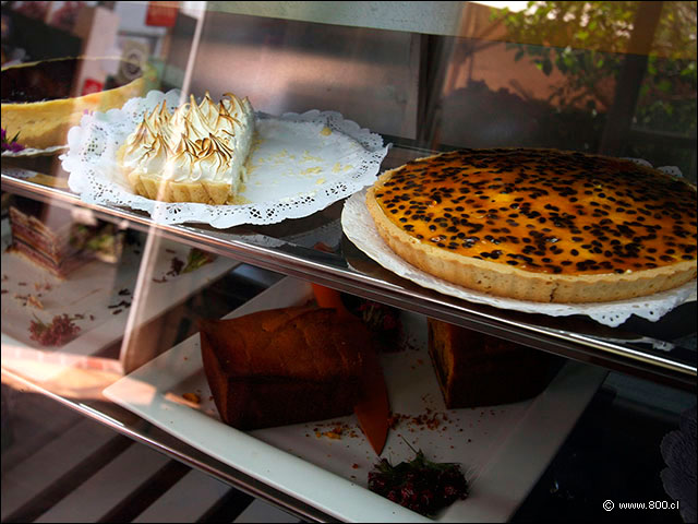 Detalle de los postres en vitrina refrigerada