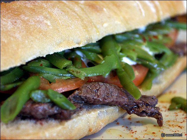 Tomate, porotos verdes aliados y una suave reduccin de aj en el sandwich Gran Chacarero - Capelln 8