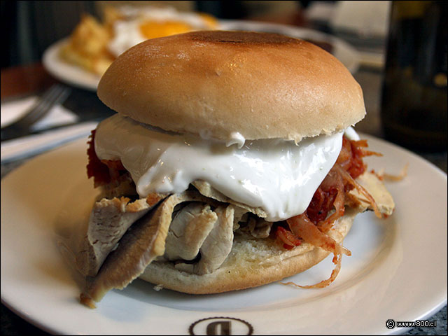 Lomito con chucrut, salsa americana atomatada y mayo casera