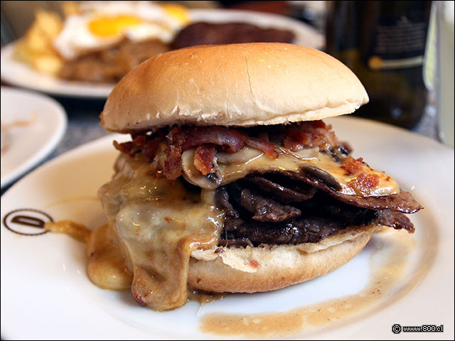 Churrasco Dans con queso mantecoso, championes y tocino