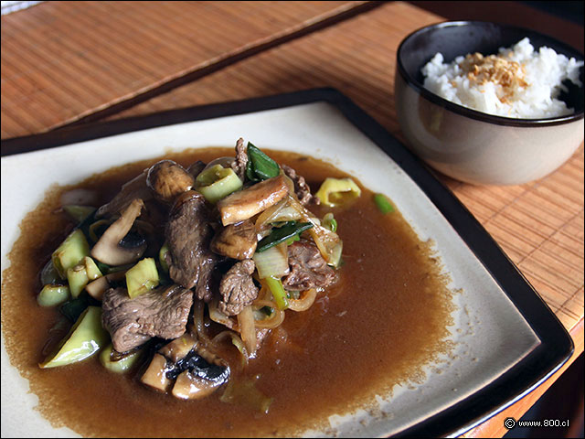 Salteado thai de filete con arroz blanco