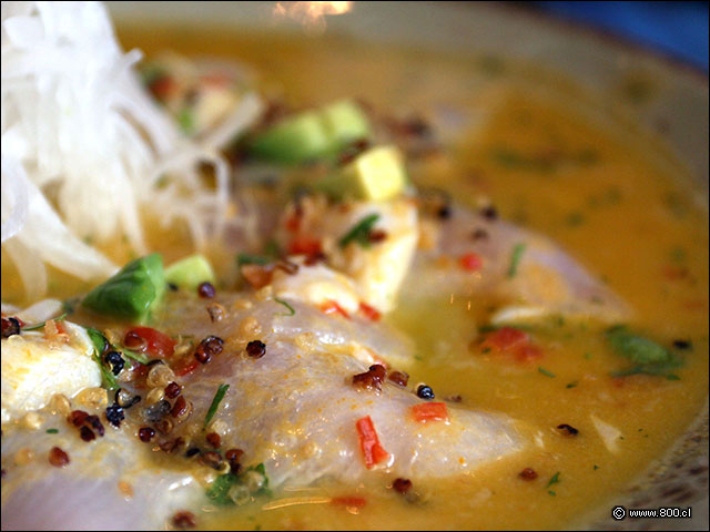 Tiradito de Corvina, Ostin y Qunoa Crocante - La Mar Cebichera